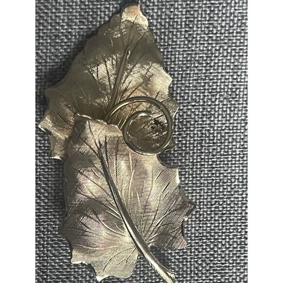 Vintage Leaf Goldtone Brooch Statement Retro Autumn Fall MCM - Picture 1 of 4